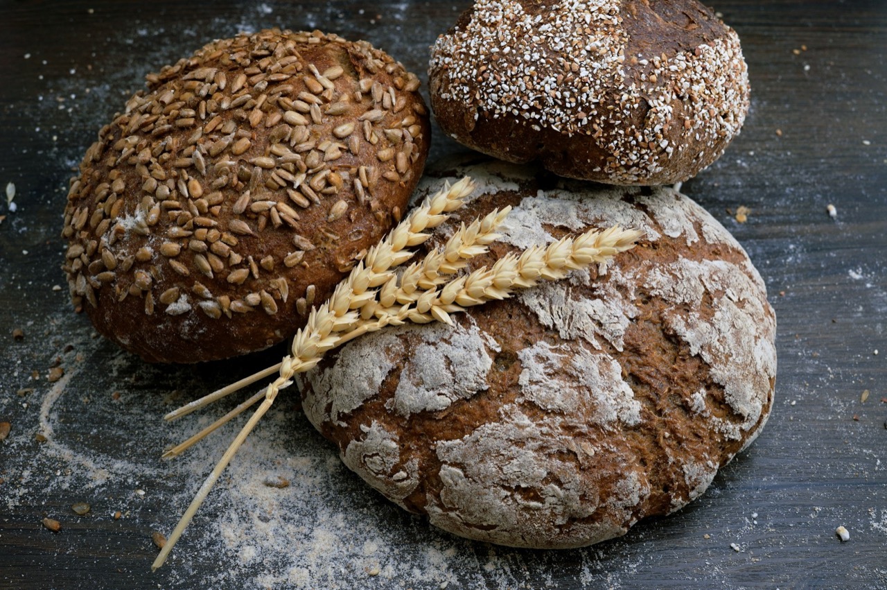 Harina espolvoreada sobre masa fresca de pan artesanal